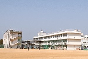 南館・本館(グランドから).jpg
